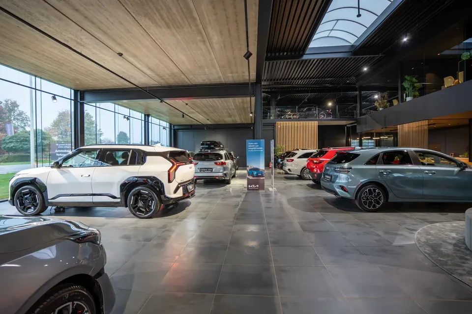 De showroom van Kia Waaslandmobiel met de EV3 en de EV9