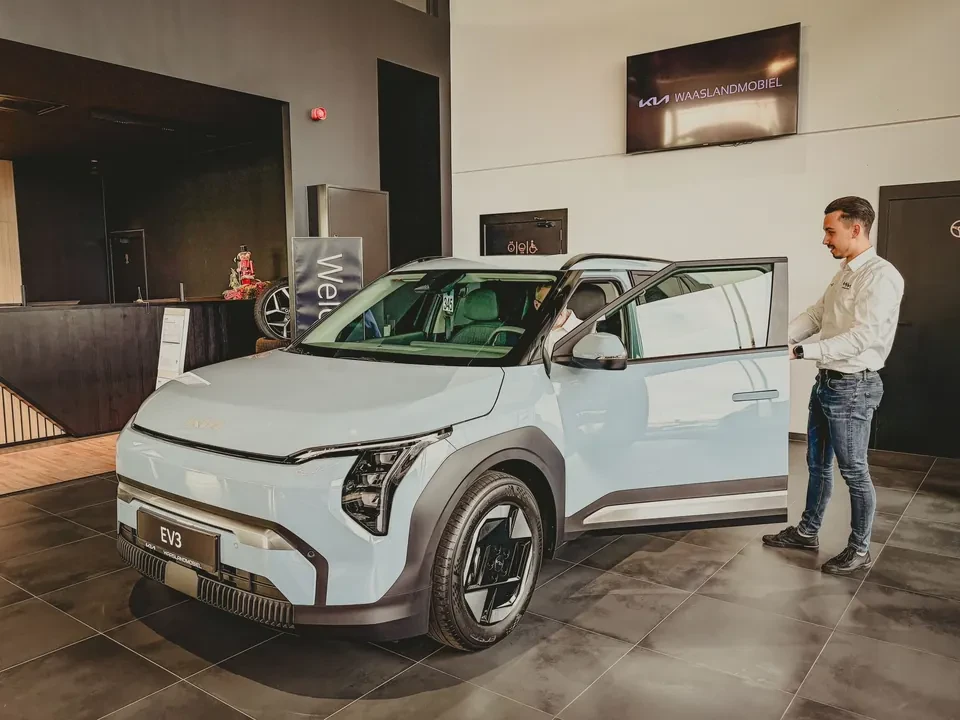 Verkoper van Waaslandmobiel bij een Kia EV3 in de showroom