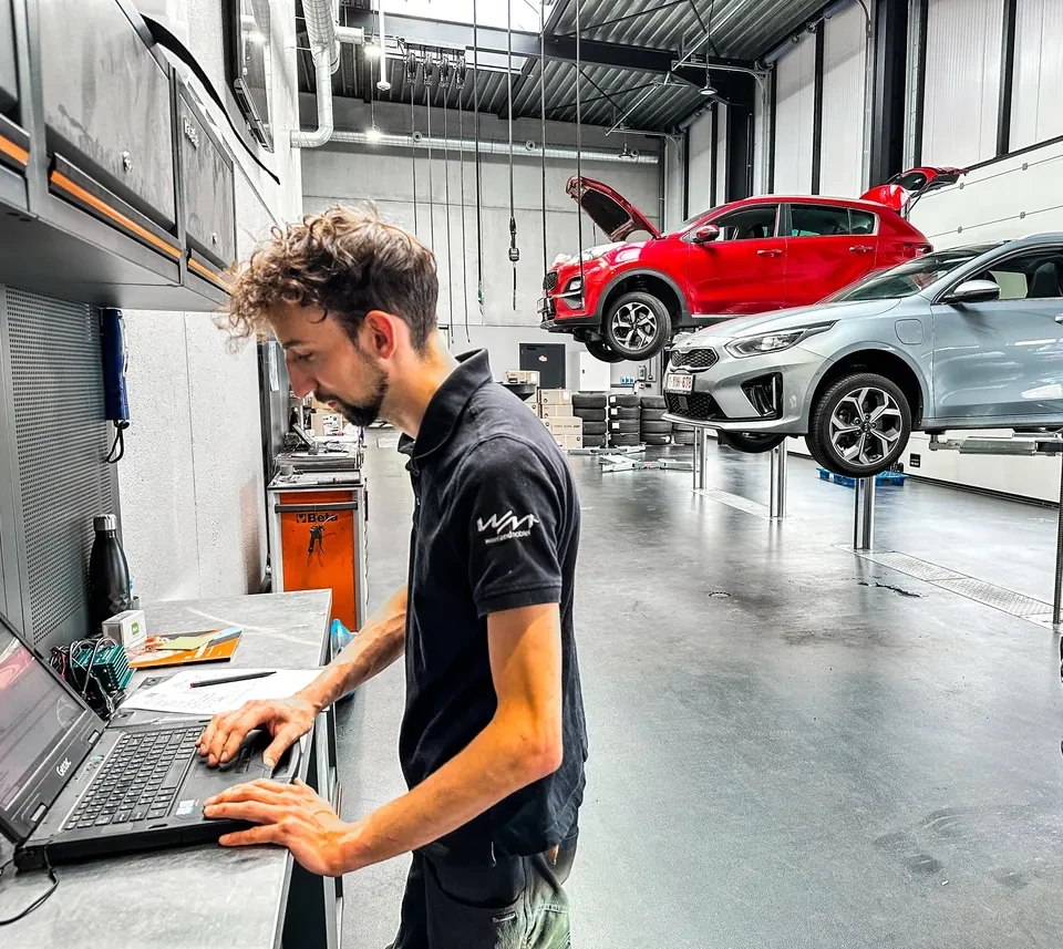 Technieker in de Kia-werkplaats van Waaslandmobiel